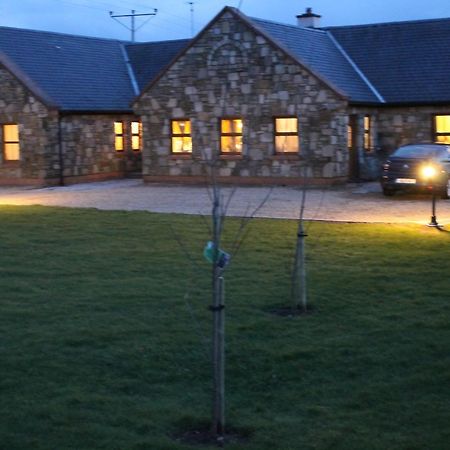 Riverbend Lodge B & B Оугтерард Екстериор снимка