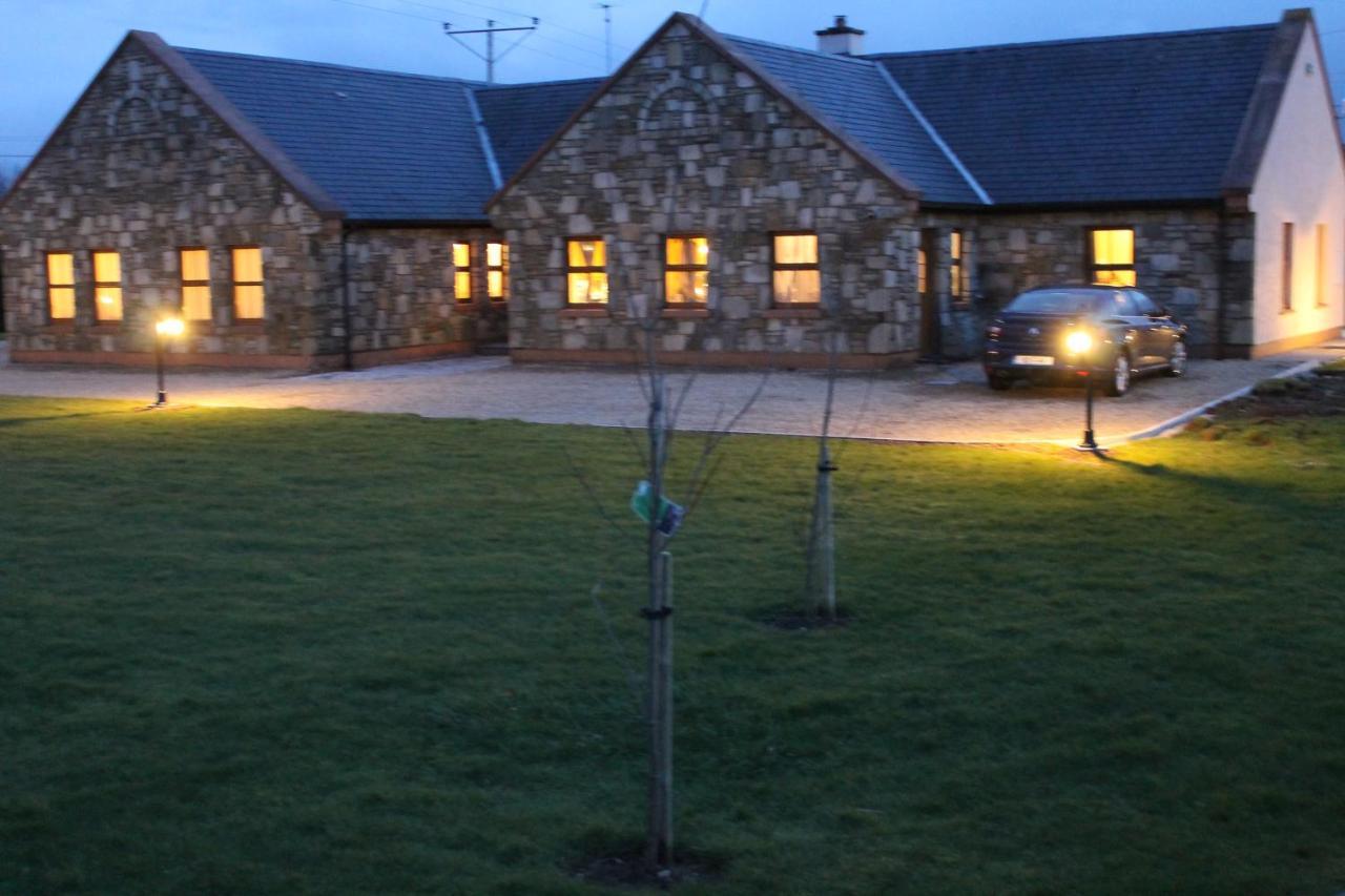 Riverbend Lodge B & B Оугтерард Екстериор снимка
